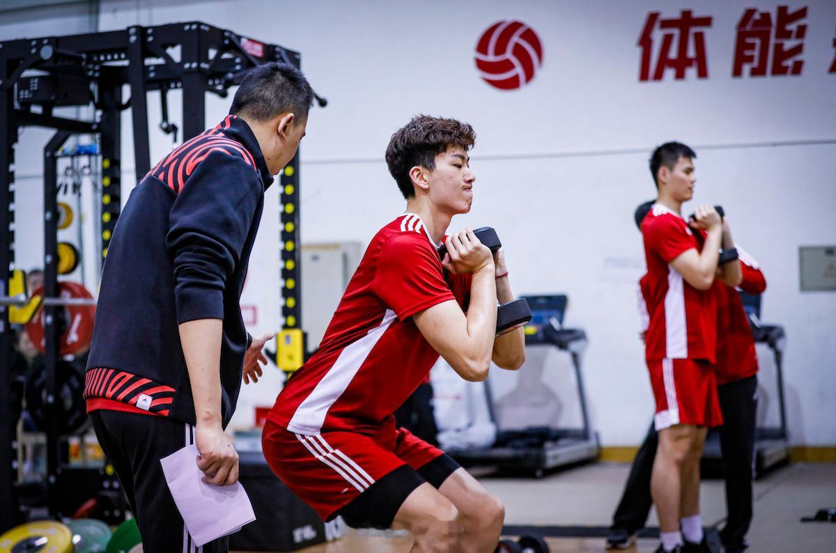 【中国男排苦练基本功 补强软肋和短板】从今年2月开始，主教练吴胜就率领以年轻队员(4)