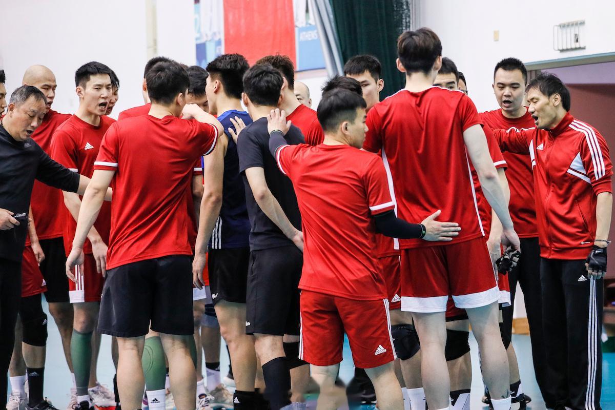 【中国男排苦练基本功 补强软肋和短板】从今年2月开始，主教练吴胜就率领以年轻队员(6)