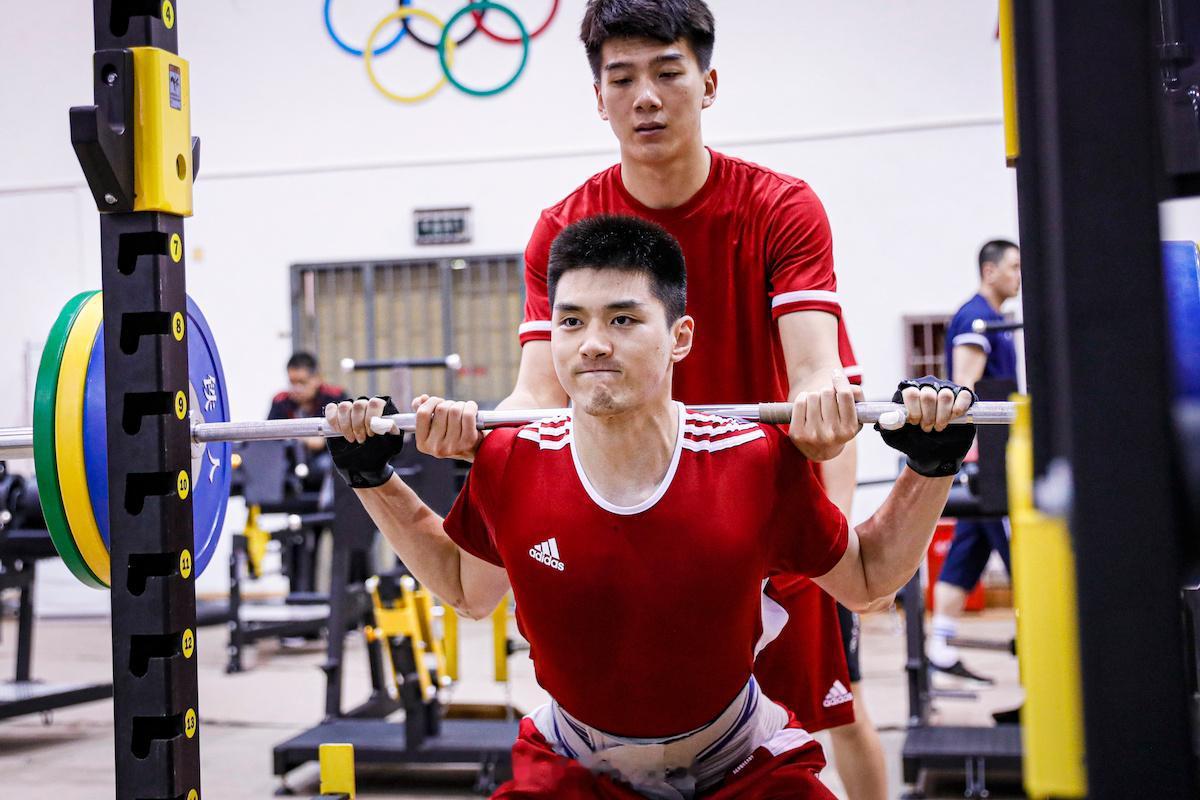 【中国男排苦练基本功 补强软肋和短板】从今年2月开始，主教练吴胜就率领以年轻队员(7)