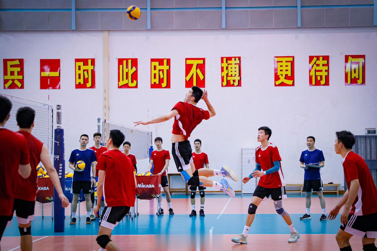 【中国男排苦练基本功 补强软肋和短板】从今年2月开始，主教练吴胜就率领以年轻队员(9)
