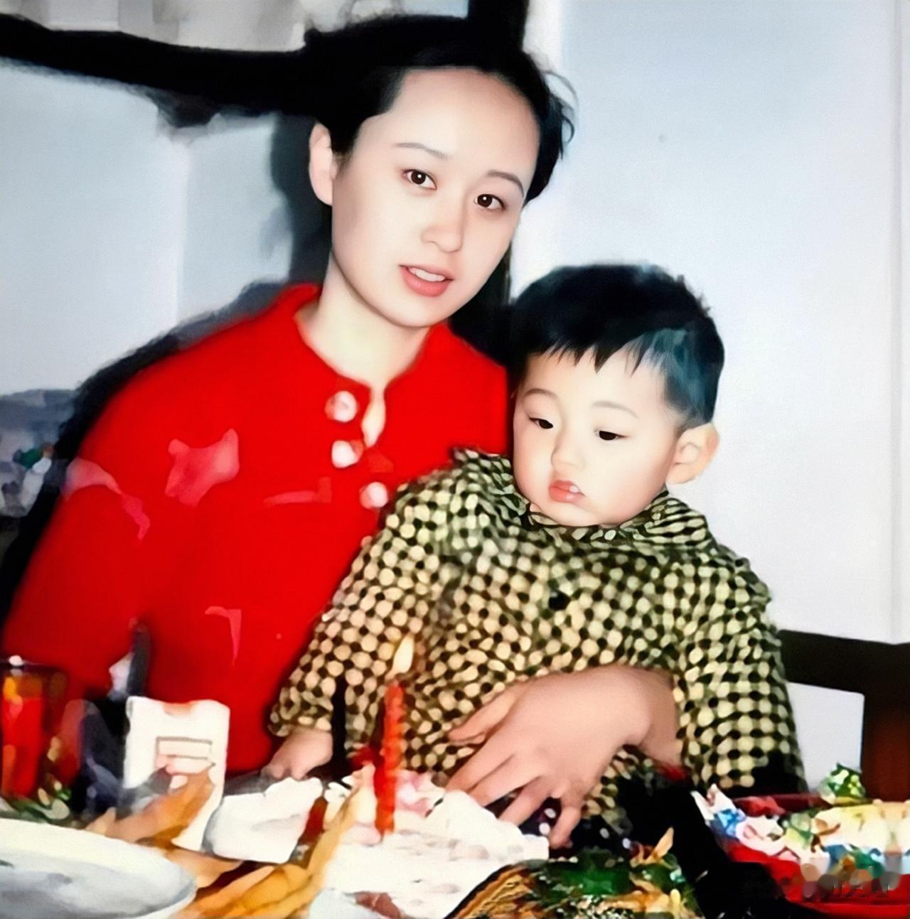 1989年，在青岛，一家人为刚满周岁的张继科过生日。张继科坐在母亲的怀抱里，顶着(1)