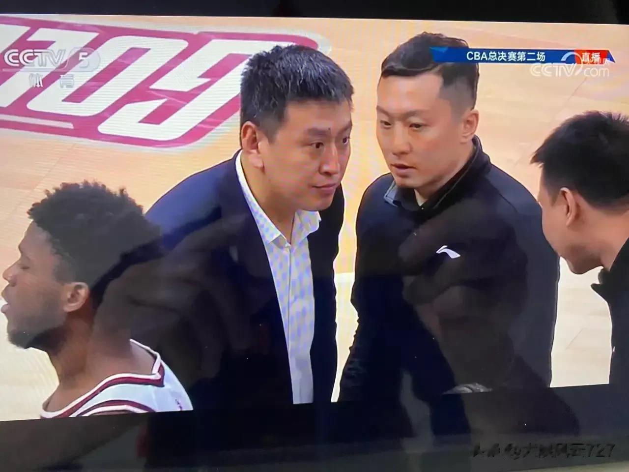 浙江队主教练王世龙简直就是个摆设，在场上不管任何时候，助教马岩松一直在他身边指手(2)