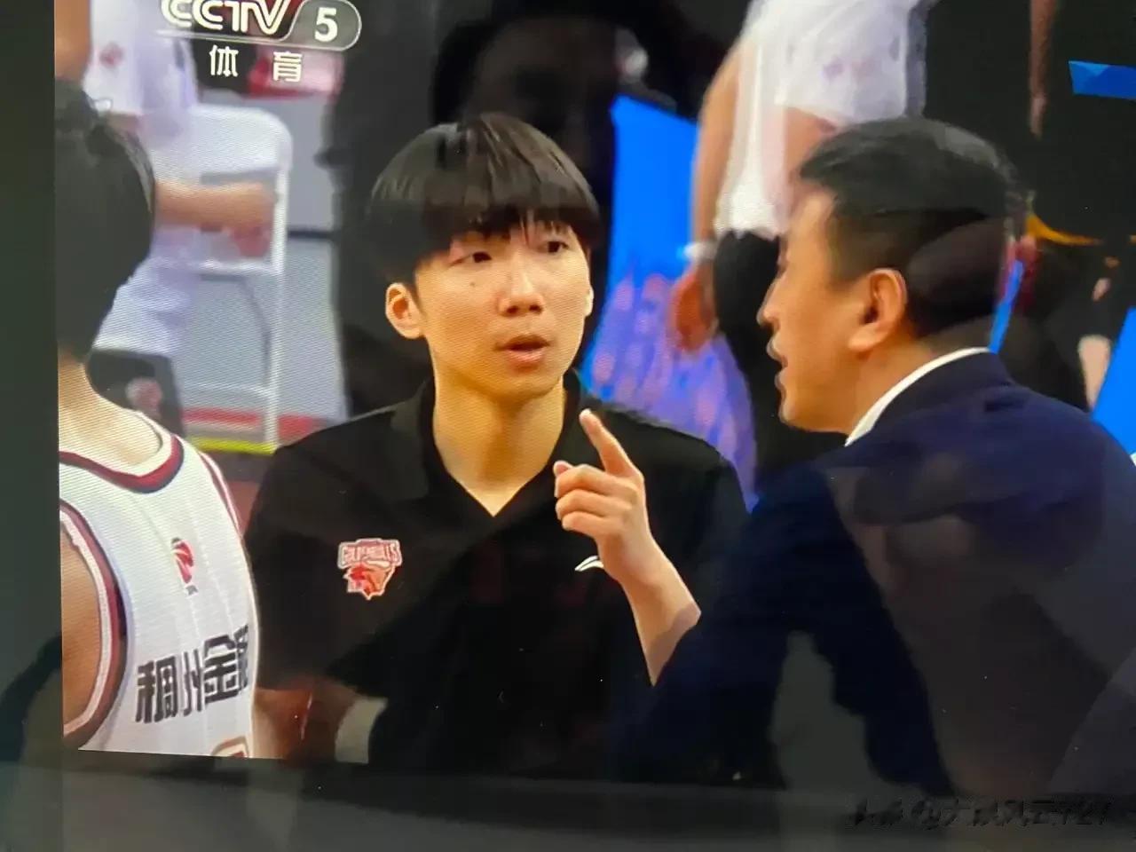 浙江队主教练王世龙简直就是个摆设，在场上不管任何时候，助教马岩松一直在他身边指手(3)