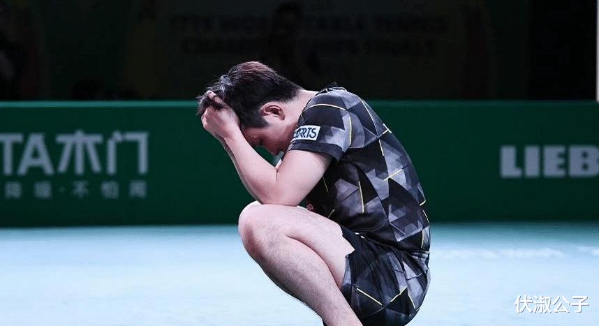 王楚钦赢球后，蹲在地上掩面哭泣(1)