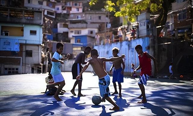 为什么巴西穷人的孩子会踢足球，而中国穷人的孩子不踢足球？(3)
