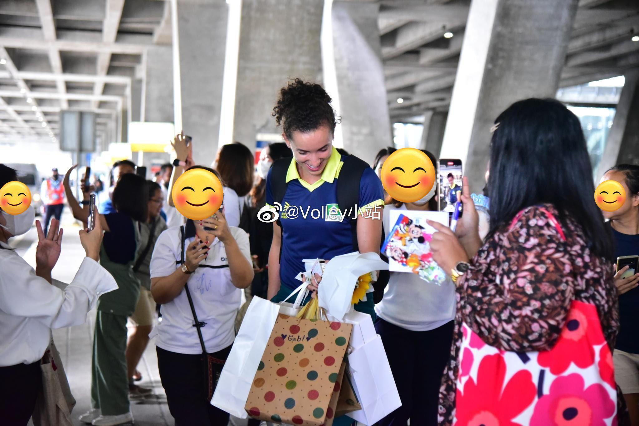 巴西女排抵达泰国，加比受到泰国球迷的热烈欢迎 ​​​(1)