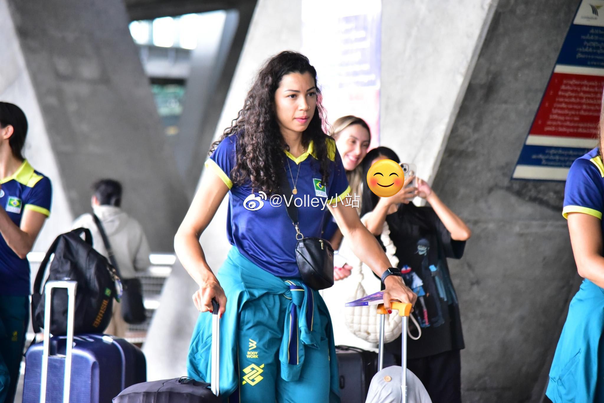 巴西女排抵达泰国，加比受到泰国球迷的热烈欢迎 ​​​(4)