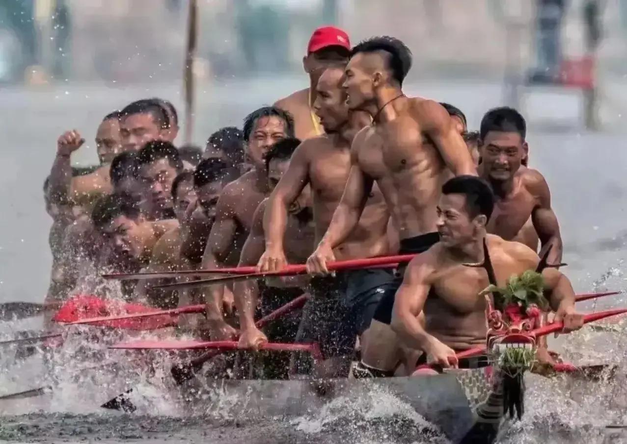 一边是某地的村龙舟队，另一边是中国海参足球队。吃海参的这边，很好地诠释了什么叫酒(1)