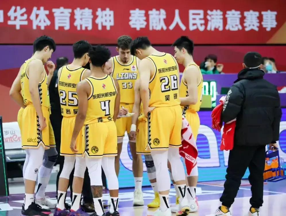 今年总决赛和半决赛，辽宁队的两个同为浙江的对手，他们输掉比赛也只是主教练走向了反(1)
