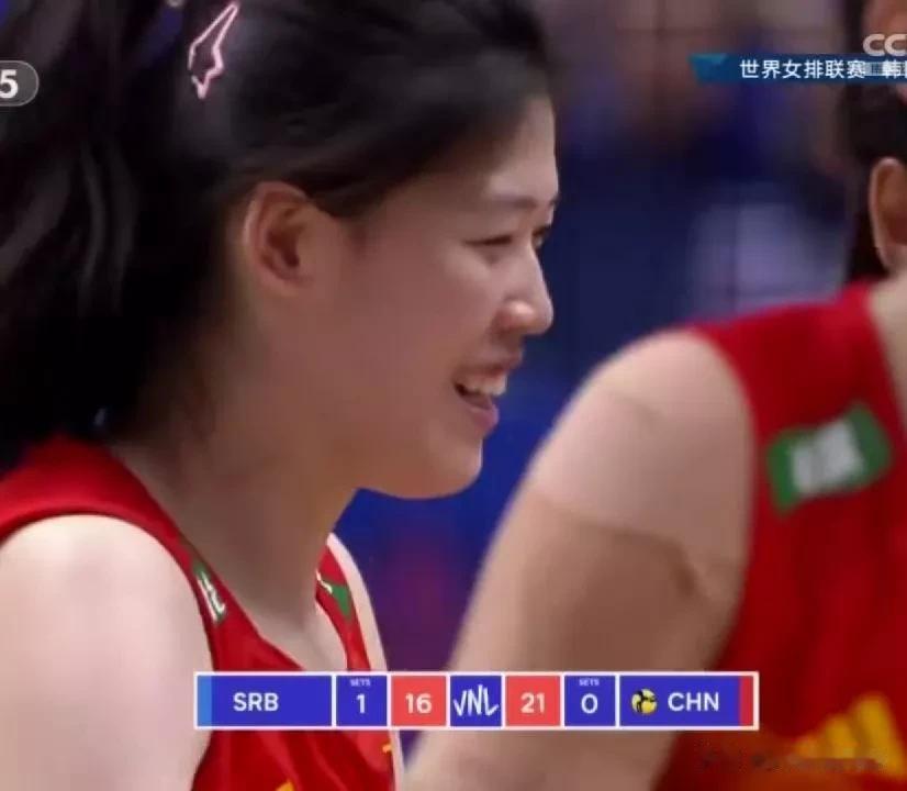 第二局随着李盈莹扣球夺局点，刁琳宇发球直接得分，中国队25：17扳回一局。
袁心(1)