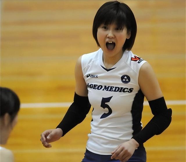 日本第一排球女神婚后生活曝光！37岁如少女，老公颜值一言难尽(12)