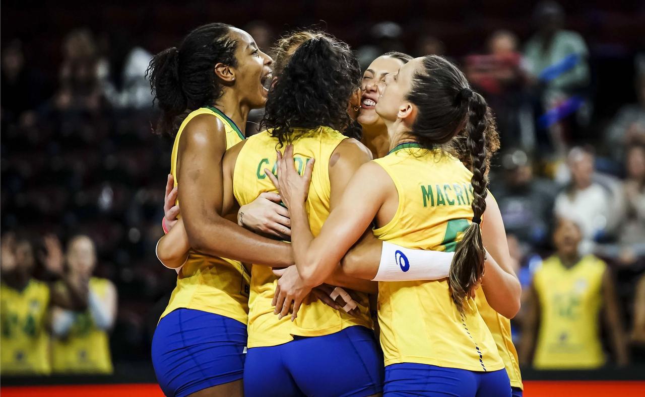 巴西女排挑战鹰眼，鹰眼表示：看不清。
正在进行的巴西女排对加拿大女排的世界女排联(1)