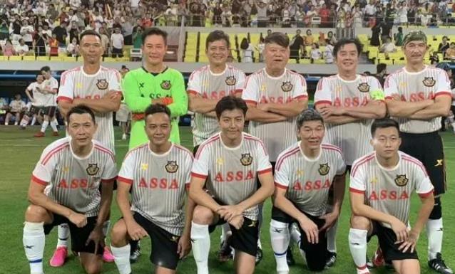 陈百祥带领香港明星足球队来到成都，与由成都足球名将、奥运冠军等组成的成都蓉耀队进(1)