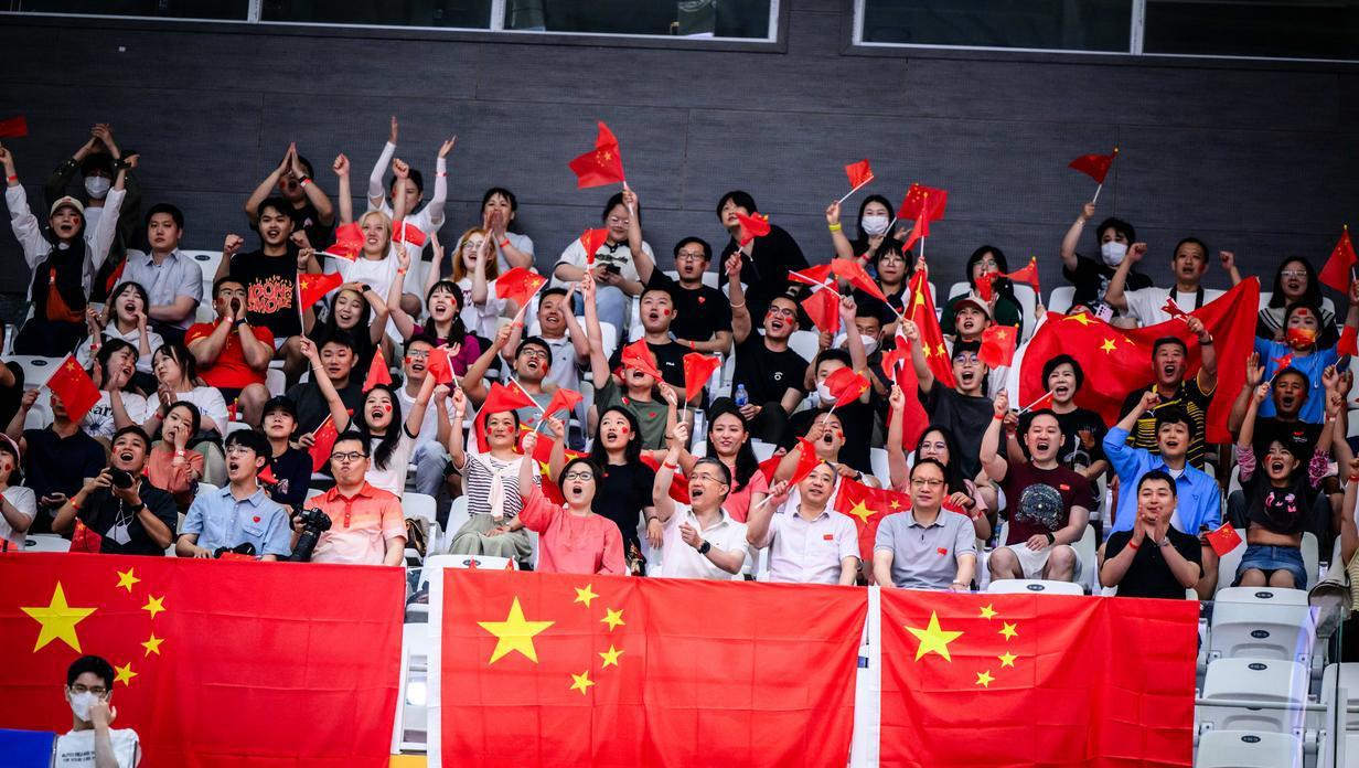 振奋人心！中国队3-2掀翻世界第1，决胜局轰9-0，姑娘们开心合影(3)