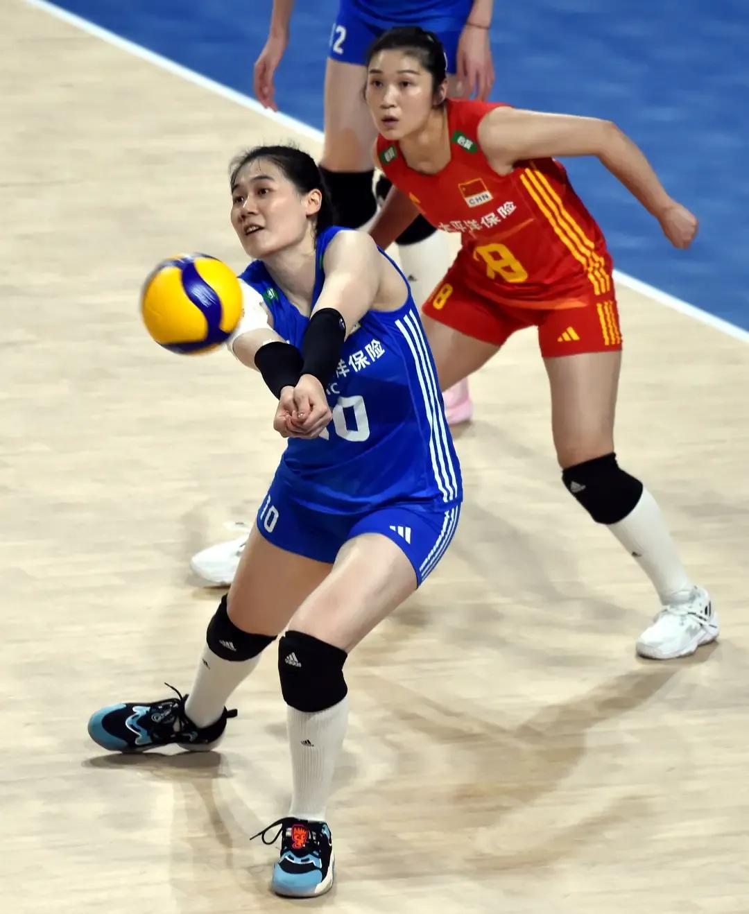 中国女排和巴西女排再掰手腕，谁发球好谁将取胜
中国女排和巴西女排将在总决赛首场相(7)