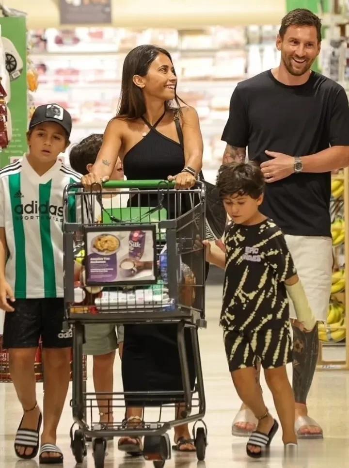 梅西抵达迈阿密后，与妻子安东内拉和三个孩子在棕榈滩购物，开始适应这座新城市的生活(2)