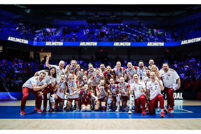 女排世联赛总决赛波兰3-2险胜美国 首进三甲摘铜(1)