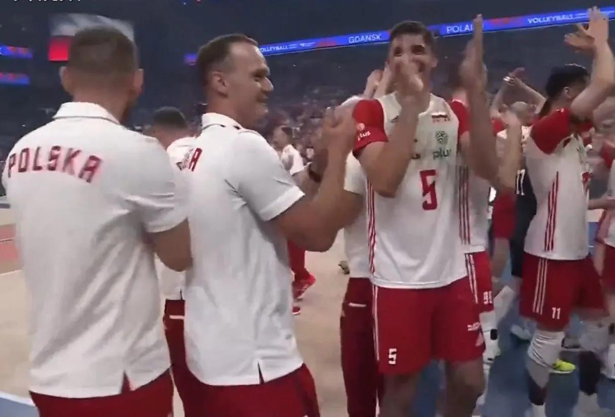 波兰男排夺冠！男排世联赛决赛波兰3-1战胜美国男排，比赛点评：
波兰队攻击火力更(2)