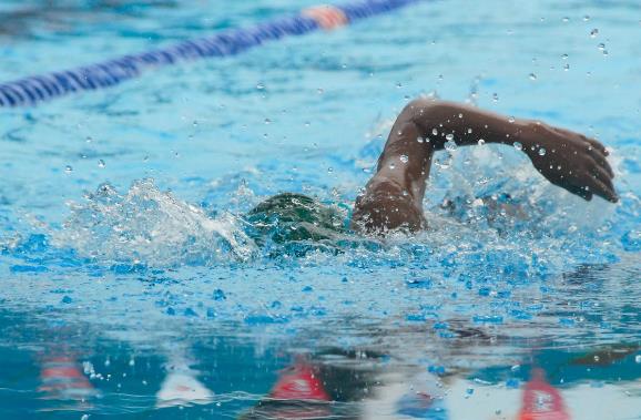 游泳新秀马尔尚创造男子400米混合泳世界纪录，菲尔普斯现场祝贺(2)