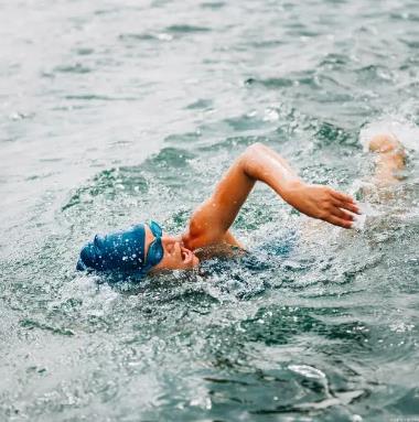 游泳新秀马尔尚创造男子400米混合泳世界纪录，菲尔普斯现场祝贺(3)