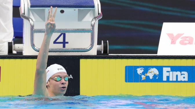 游泳新秀马尔尚创造男子400米混合泳世界纪录，菲尔普斯现场祝贺(4)