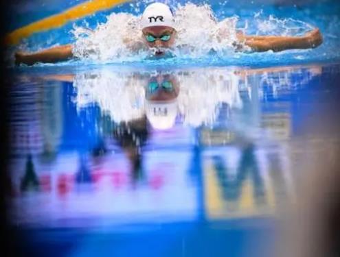 游泳新秀马尔尚创造男子400米混合泳世界纪录，菲尔普斯现场祝贺(5)