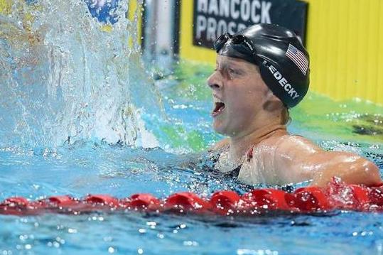 游泳新秀马尔尚创造男子400米混合泳世界纪录，菲尔普斯现场祝贺(6)