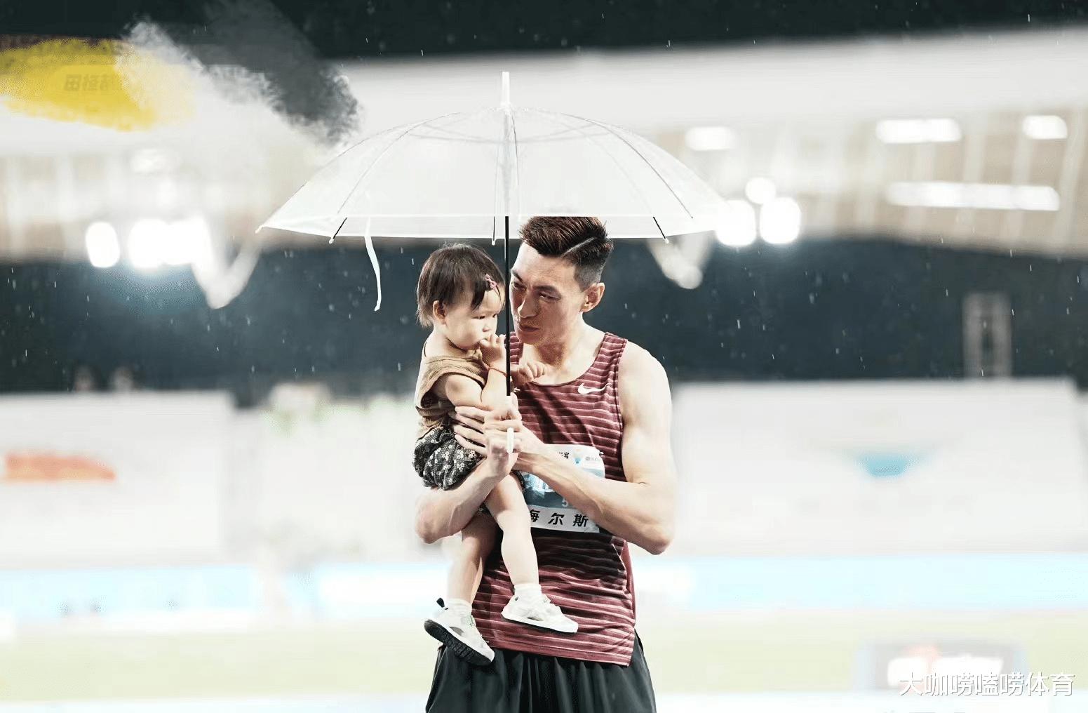 感动！中国世界冠军雨中夺冠，撑伞抱女儿登台领奖，上演温情一幕(1)