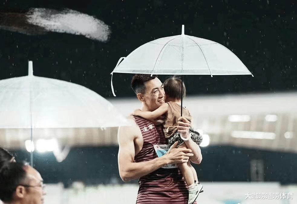 感动！中国世界冠军雨中夺冠，撑伞抱女儿登台领奖，上演温情一幕(2)