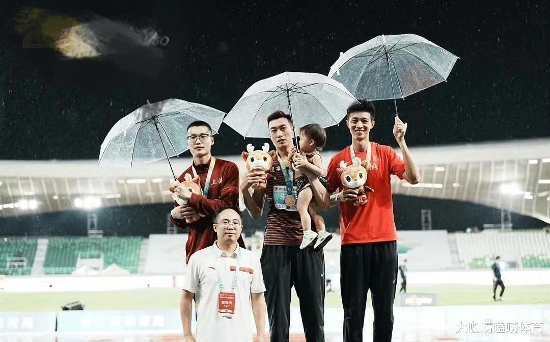 感动！中国世界冠军雨中夺冠，撑伞抱女儿登台领奖，上演温情一幕(3)