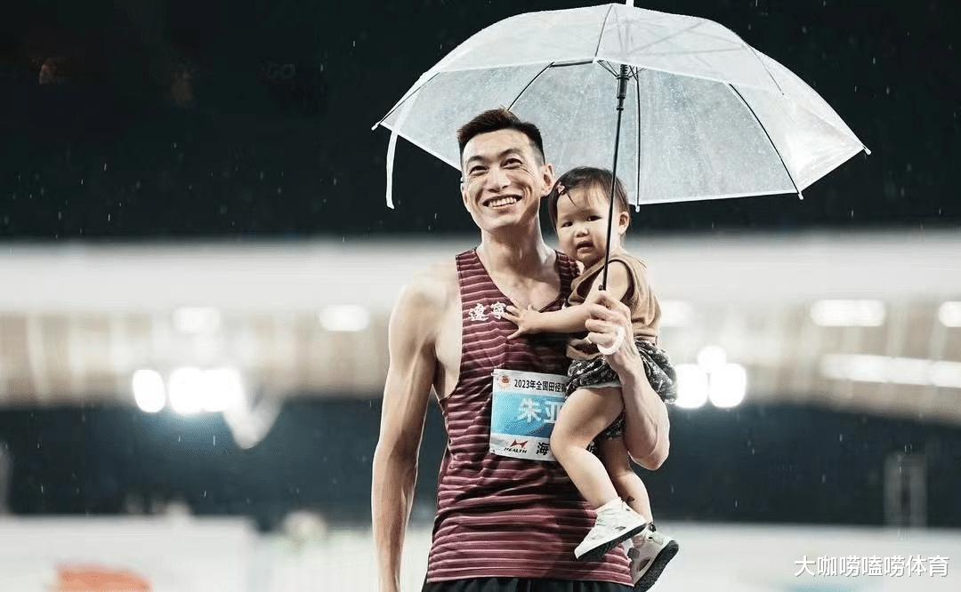 感动！中国世界冠军雨中夺冠，撑伞抱女儿登台领奖，上演温情一幕(4)