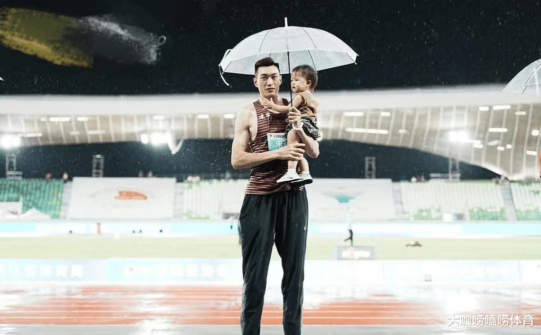 感动！中国世界冠军雨中夺冠，撑伞抱女儿登台领奖，上演温情一幕(5)