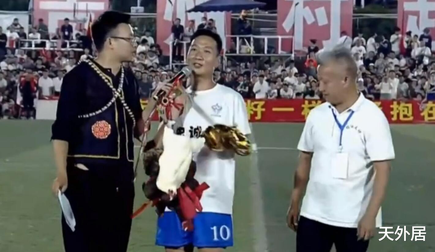 绝平+点杀！中国足球最燃剧情：村超冠军诞生，球员扛着鸡鸭回家(1)