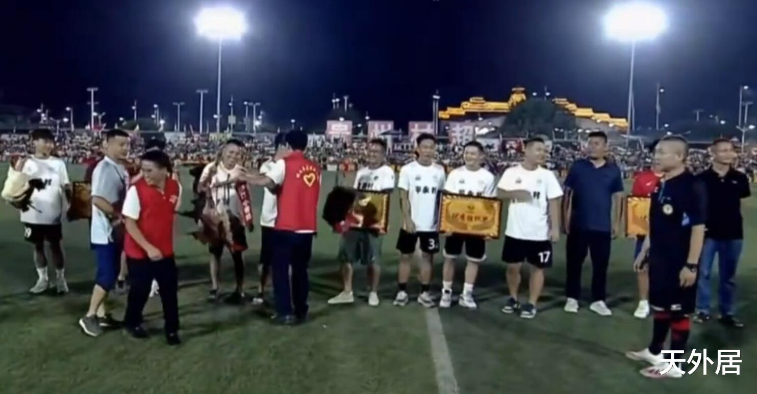 绝平+点杀！中国足球最燃剧情：村超冠军诞生，球员扛着鸡鸭回家(3)