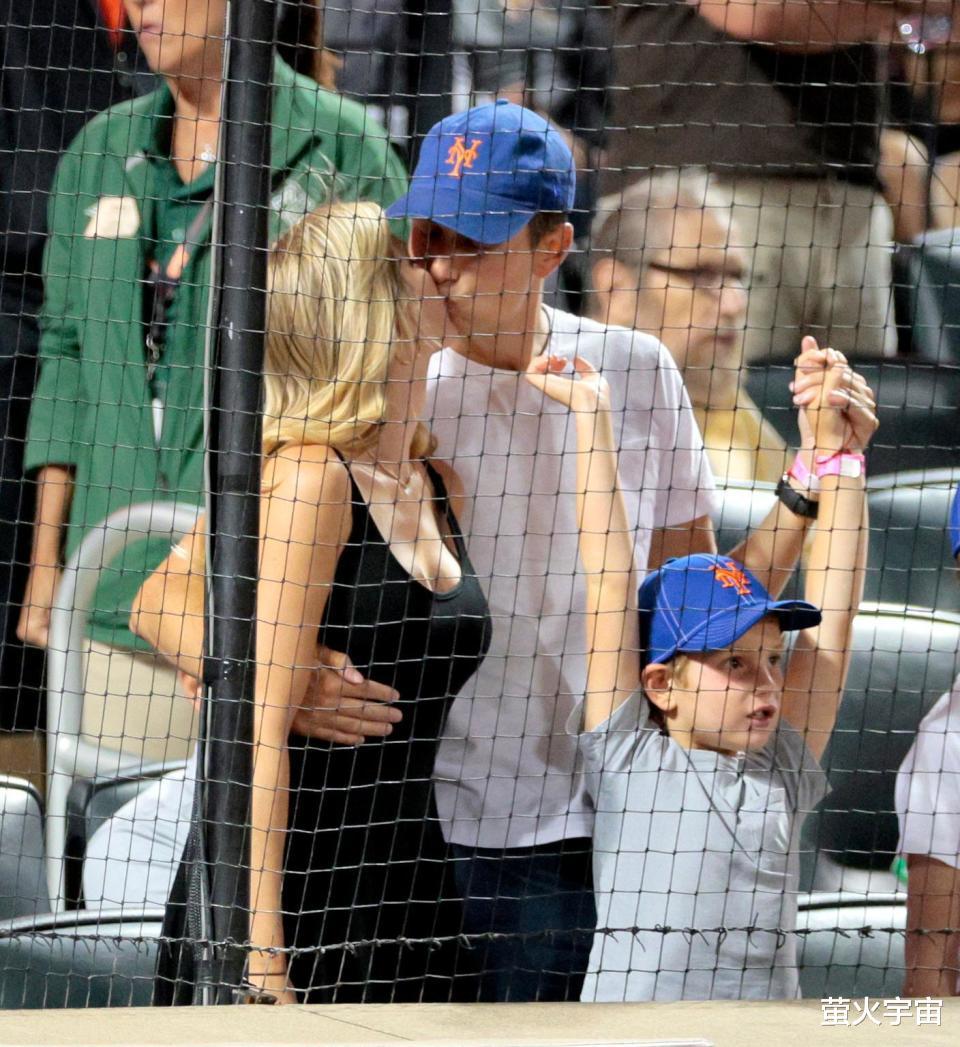 伊万卡带俩儿子观看棒球比赛，与丈夫当众亲吻好甜蜜，天鹅颈迷人(3)