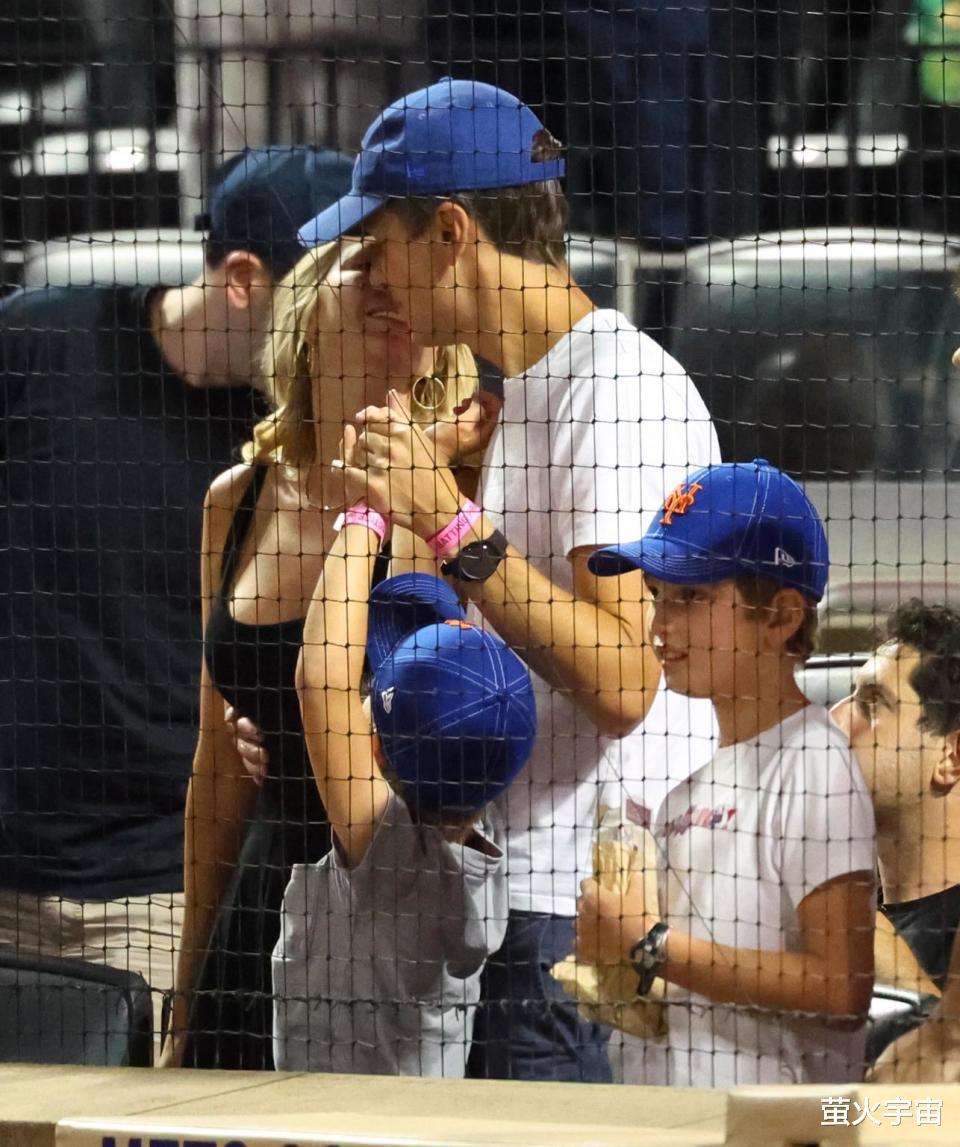 伊万卡带俩儿子观看棒球比赛，与丈夫当众亲吻好甜蜜，天鹅颈迷人(8)