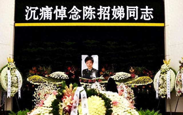 2013年，女排老队员陈招娣去世，追悼会上的一幕令人痛心(15)