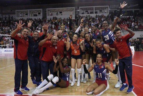 中北美女排锦标赛多米尼加3连冠 决赛3-2挑落美国(1)