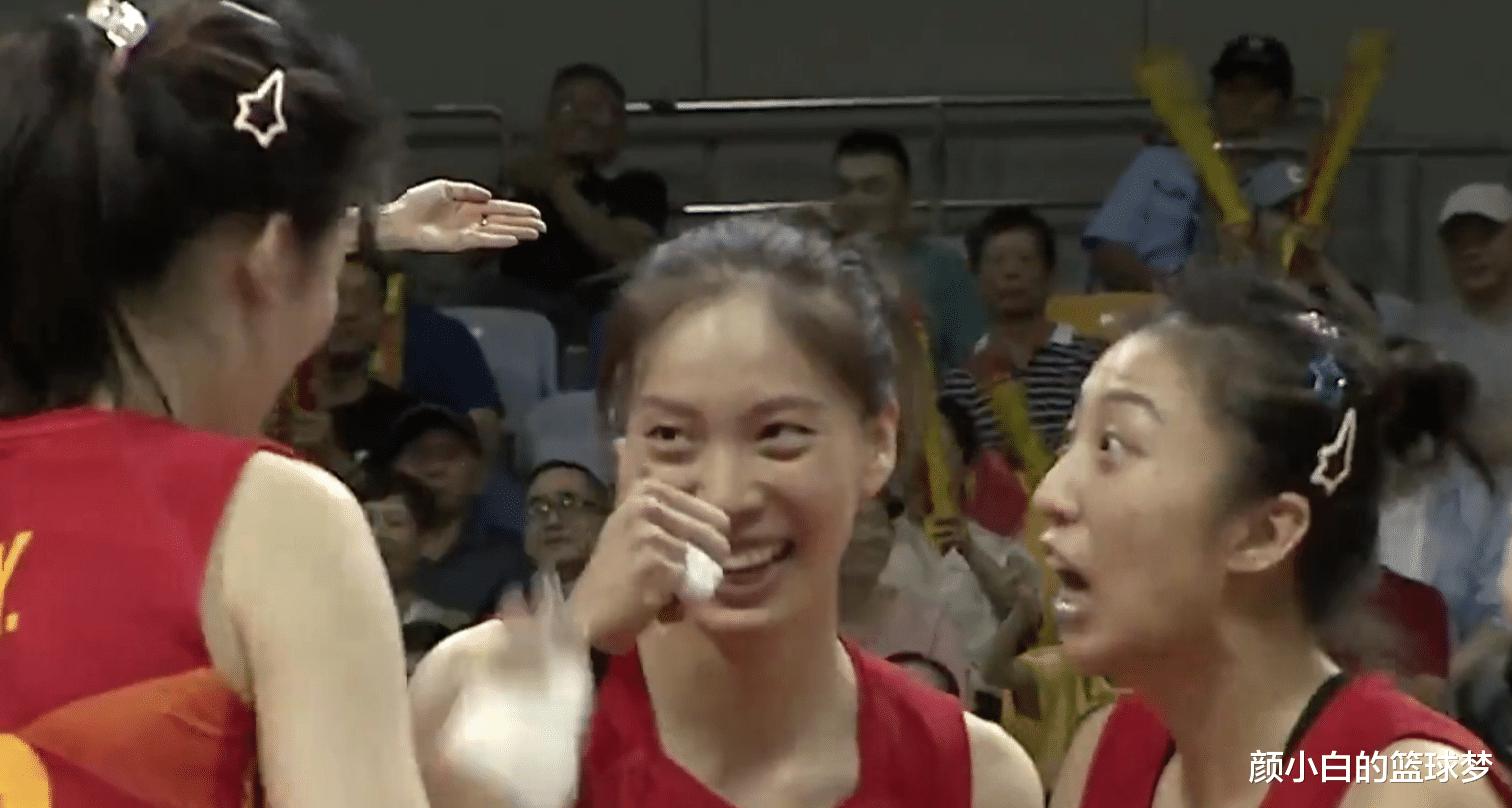 中国女排第三个3-0重回A组第1！2米巨人后排保障 李盈莹连下关键分(5)