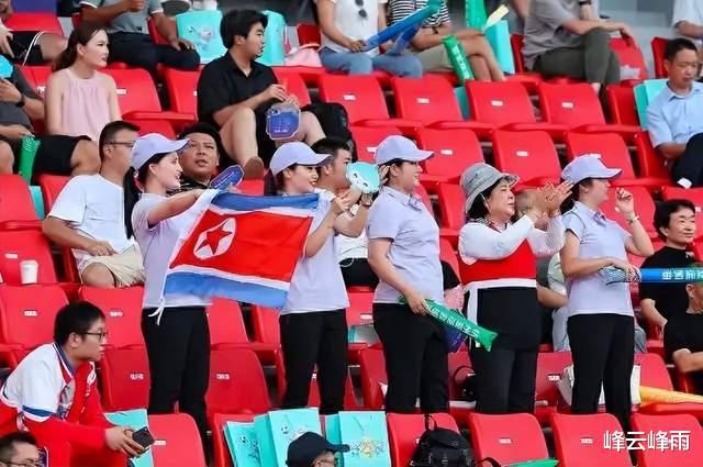 “朝鲜女性拉拉队”时隔5年重返舞台，朝鲜男足淘汰赛或将遇韩国(1)