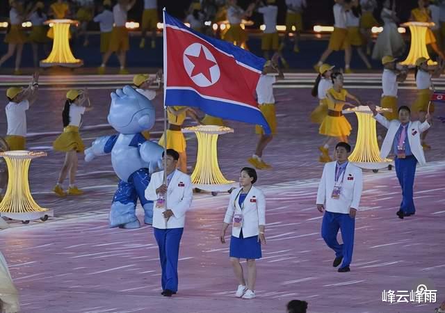 “朝鲜女性拉拉队”时隔5年重返舞台，朝鲜男足淘汰赛或将遇韩国(2)