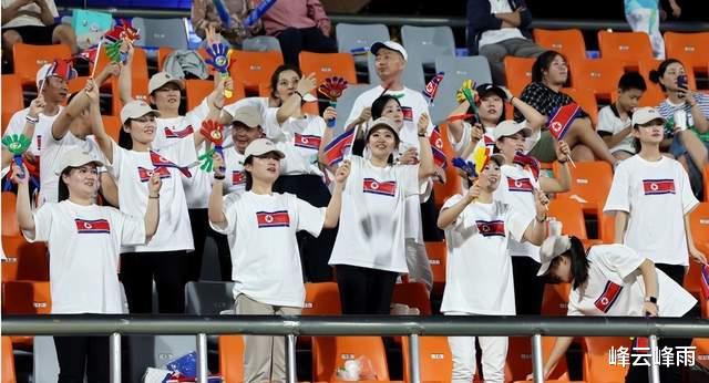 “朝鲜女性拉拉队”时隔5年重返舞台，朝鲜男足淘汰赛或将遇韩国(3)