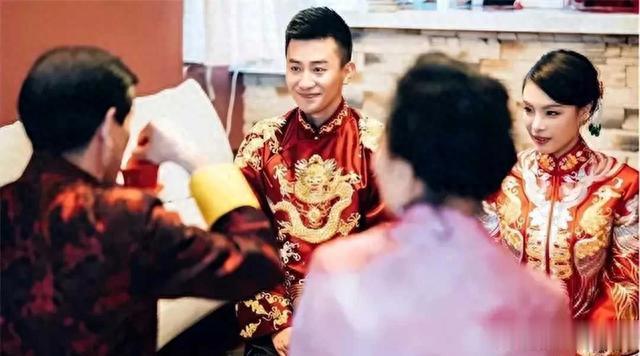 奥运冠军吴敏霞大婚时，直接下跪给婆婆敬茶，婆婆则一脸傲气(1)