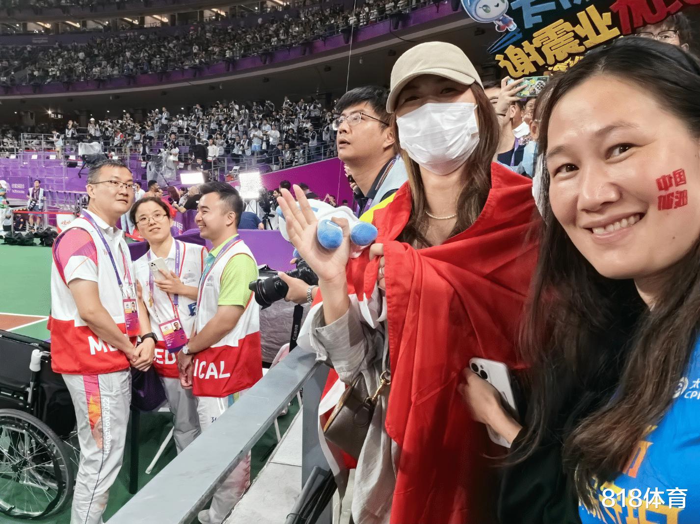 人生赢家！谢震业9秒97首夺亚运金牌，身披国旗向爱妻鞠躬：献给你的！(4)