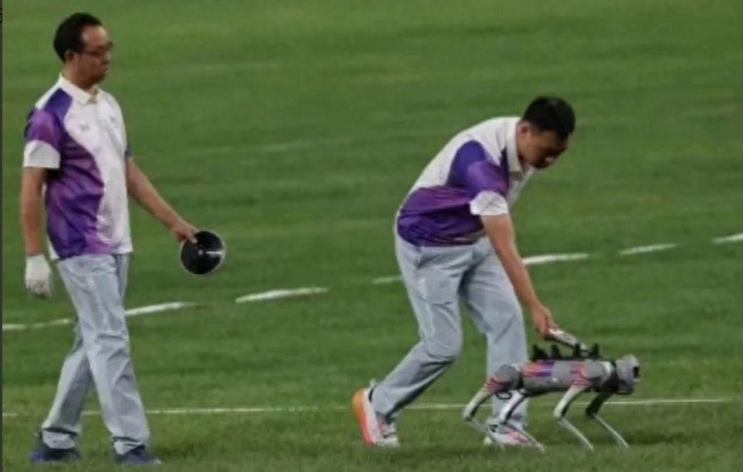 杭州亚运会用机器狗代替工作人员捡铁饼惊到外国运动员，太科幻了(3)