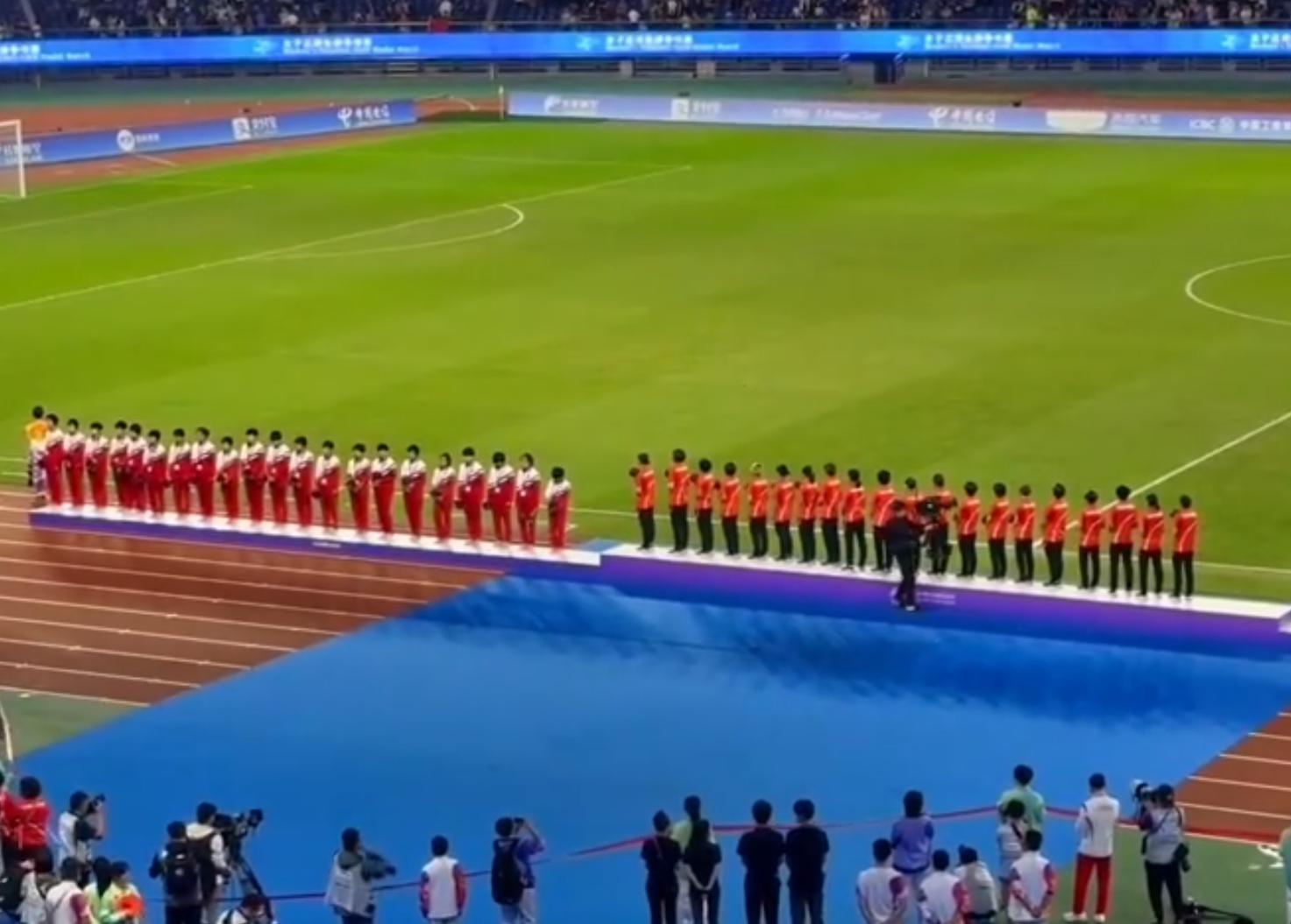 日女足夺冠奏日本国歌 朝鲜女足背对膏药旗引热议：该不该转身？(1)