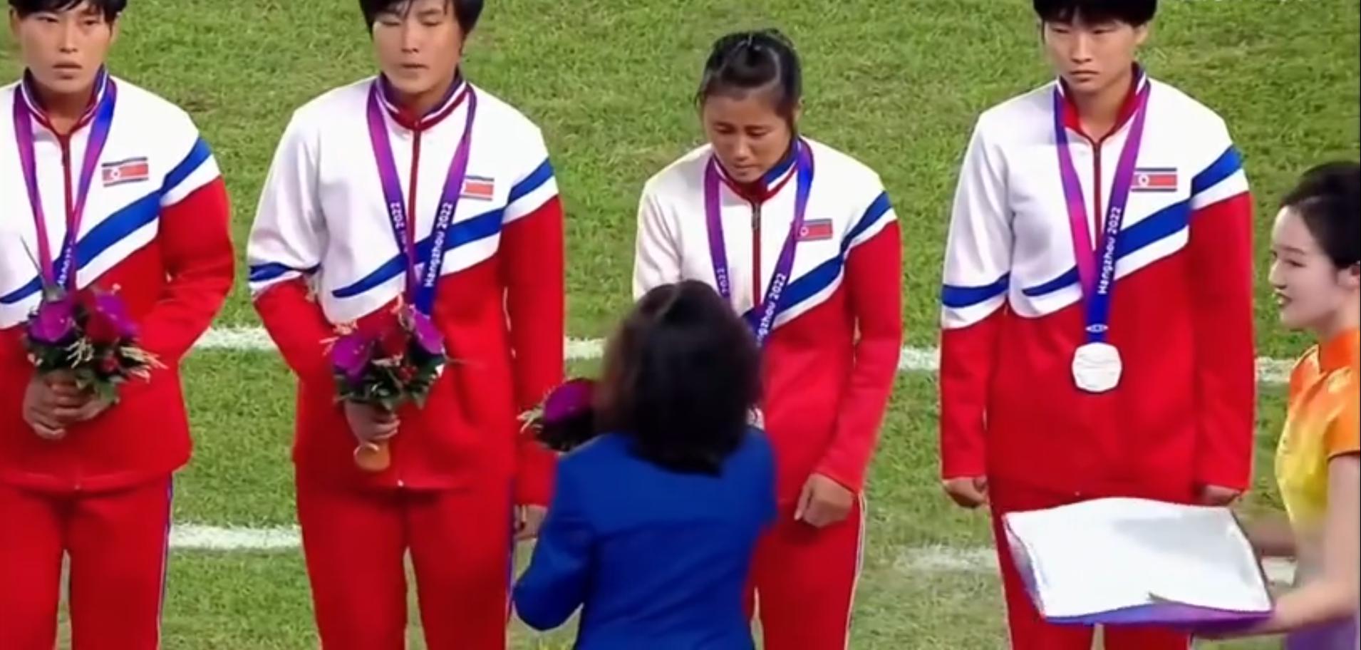 日女足夺冠奏日本国歌 朝鲜女足背对膏药旗引热议：该不该转身？(3)