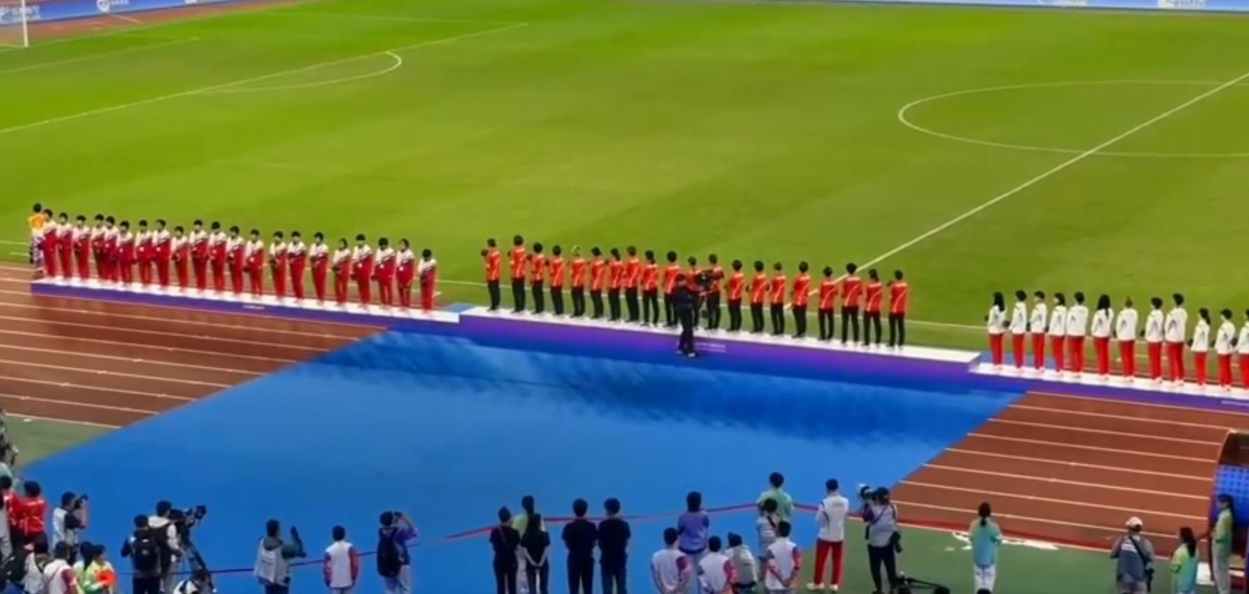 日女足夺冠奏日本国歌 朝鲜女足背对膏药旗引热议：该不该转身？(4)