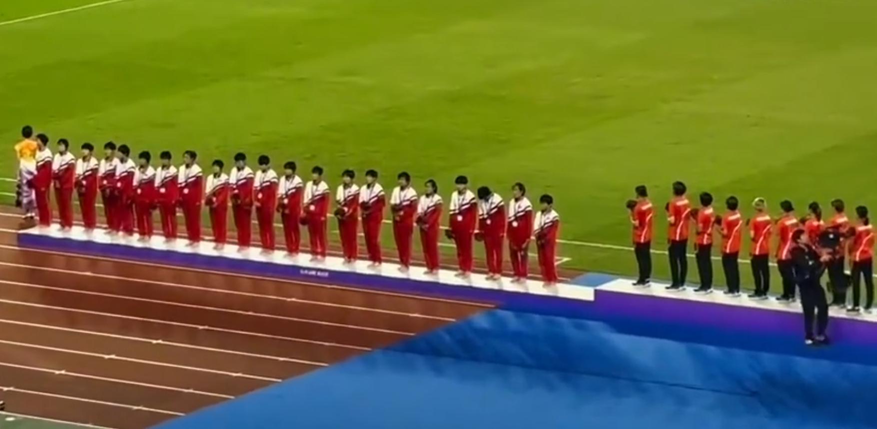 日女足夺冠奏日本国歌 朝鲜女足背对膏药旗引热议：该不该转身？(5)