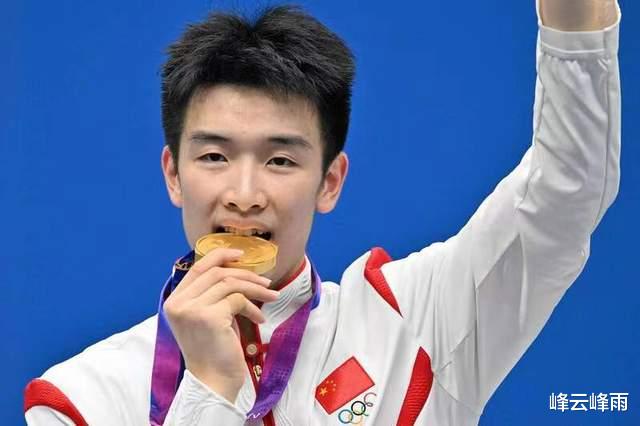 李诗沣成中国第6位亚运羽毛球男单冠军，赛后霸气侧空翻庆祝(1)